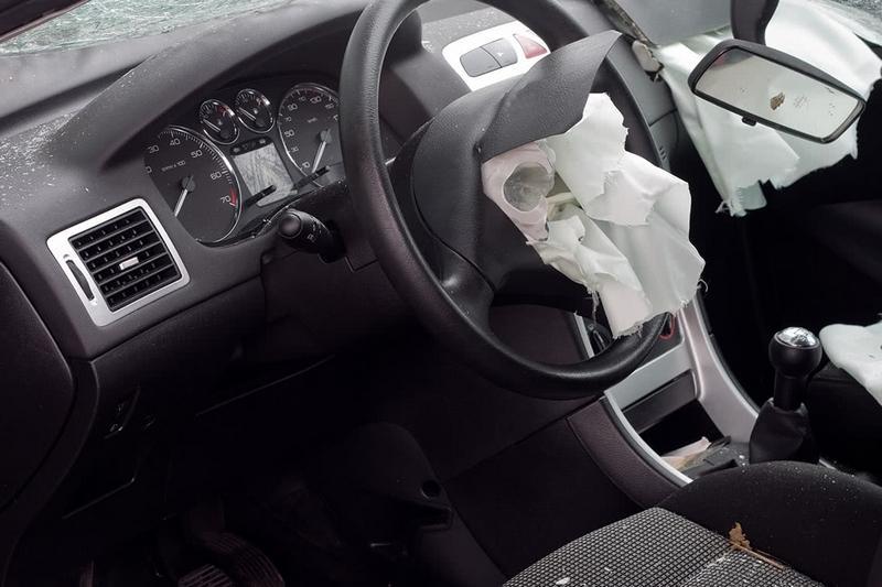 Steering wheel airbag opened after car accident